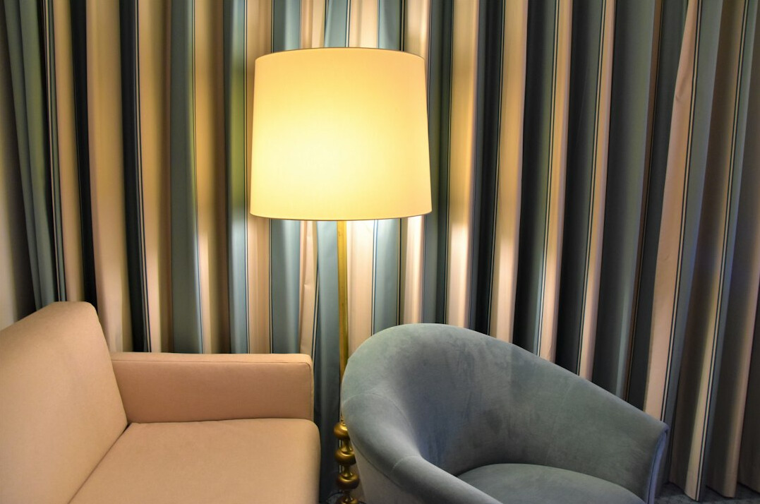 Détail de décoration vintage avec lampe rétro et fauteuil en velours
