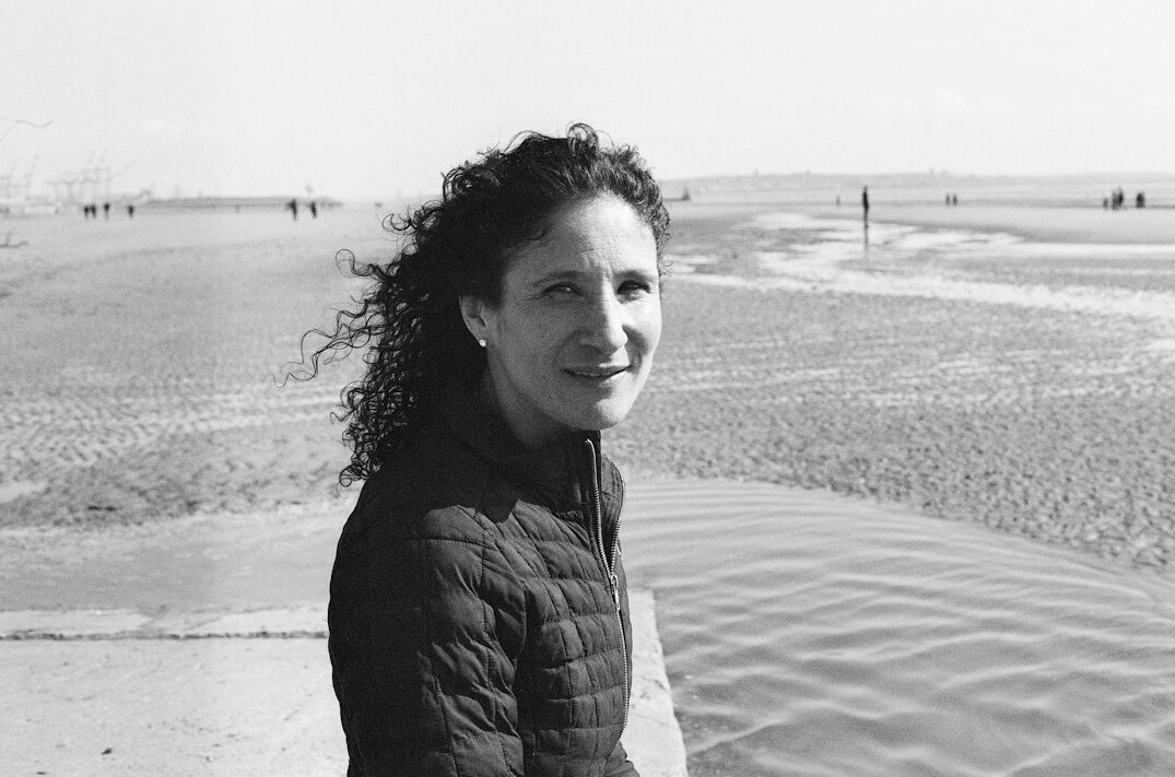 Portrait professionnel d'une journaliste souriante