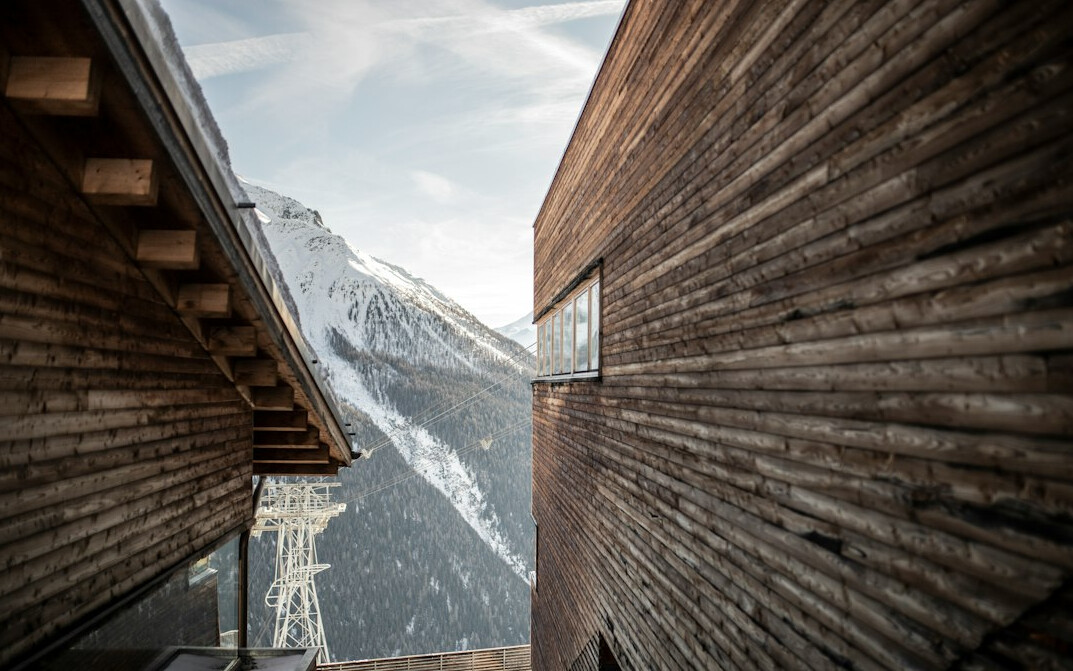 Intérieur de chalet alpin suisse avec poutres en bois et cheminée