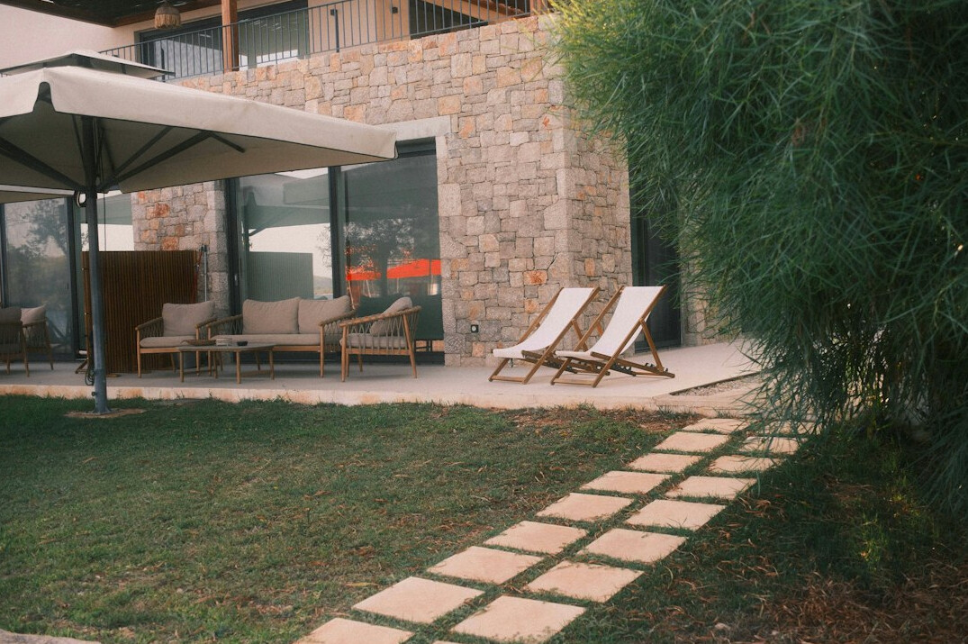 celebrity poolside lounge